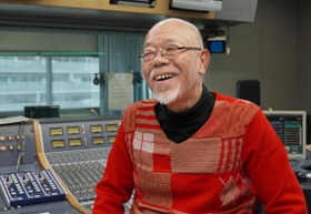 毎週生放送をしているラジオ関西のスタジオで笑顔を見せる谷五郎さん＝神戸市中央区東川崎町１、ラジオ関西（撮影・秋山亮太）