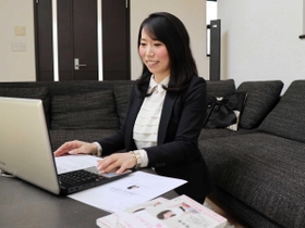 パソコンに向かって仕事をする営業コンサルタントの中野麻由美さん＝神戸市内