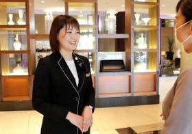 ロビーで上司と話す橋田さん＝神戸市中央区港島中町６、神戸ポートピアホテル