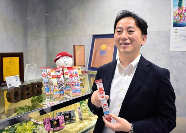 経営課題や今後の戦略について語る六甲バターの塚本浩康副社長＝神戸市中央区坂口通１