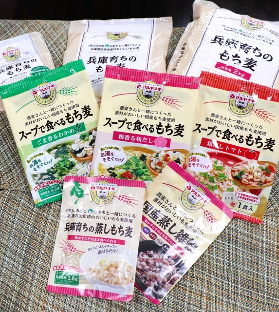 加東市などで製造したもち麦の商品＝神戸市東灘区御影塚町４