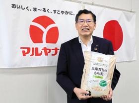 もち麦を手にするマルヤナギ小倉屋の柳本一郎社長＝神戸市東灘区御影塚町４
