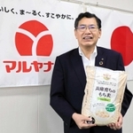 もち麦を手にするマルヤナギ小倉屋の柳本一郎社長＝神戸市東灘区御影塚町４