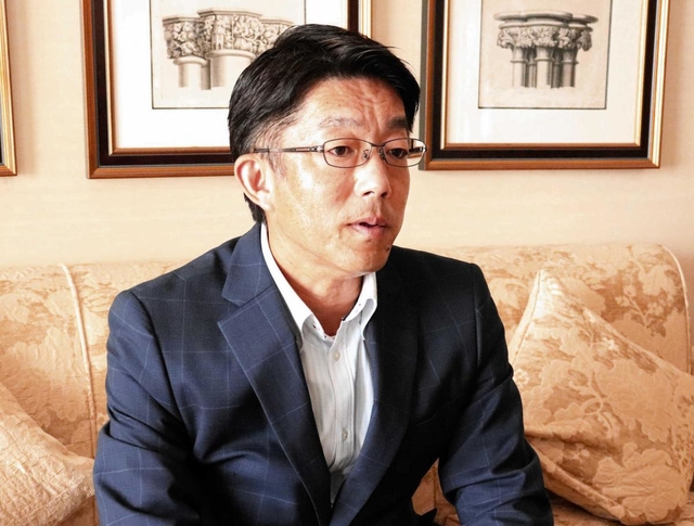 神戸ベイシェラトンホテル＆タワーズの戦略などを話す運営会社の木下学社長＝神戸市東灘区向洋町中２