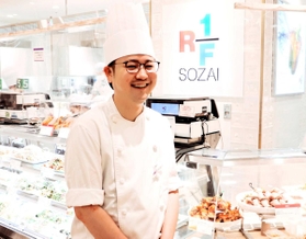 デパ地下店舗を切り盛りするロック・フィールドの加藤浩太郎さん。マスクを外して撮影に応じた＝神戸市中央区小野柄通８、神戸阪急