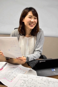 ごみ処理施設の図面を手に打ち合わせをする中村沙耶さん＝尼崎市金楽寺町２