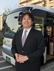 「バスは街の血管なのです」。森北町どんぐりバスの前で話す松本浩之さん＝神戸市東灘区森北町１、ＪＲ甲南山手駅前（撮影・風斗雅博）