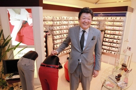 腰から下だけのマネキンも特徴的。「販売方法も常識にとらわれず、新しい発想で」と話す井元憲生社長＝神戸市中央区坂口通７（撮影・斎藤雅志）