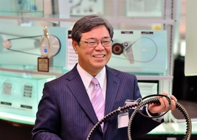 ゴムベルトを手にバンドー化学の将来像について語る吉井満隆社長＝神戸市中央区港島南町４、バンドー化学（撮影・後藤亮平）