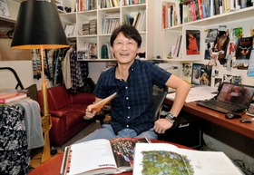 社長室で、ＣＤや本、ポスターなど趣味の品々に囲まれる金指さん＝神戸市中央区波止場町、ポトマック（撮影・風斗雅博）