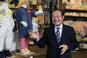 店頭に立つ小野行由社長。「子どもたちの笑顔が何よりうれしい」＝神戸市中央区三宮町２、ＢＲＥＥＺＥ神戸元町店（撮影・小林良多）