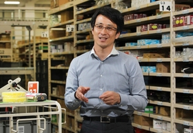 「売上高の海外比率を５年で１０～２０％に伸ばしたい」。事業展開について話す鈴木雅哉社長＝尼崎市西向島町、尼崎ディストリビューションセンター（撮影・小林良多）