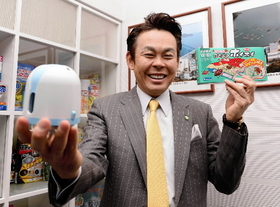看板商品を手にする川端克宜社長。「蒸し暑い季節はわれわれの本番です」＝東京都千代田区、アース製薬本社（撮影・開出　牧）