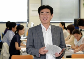 事業の拡大に伴い社員が急増。「そろそろ、移転も考えています」と話す山本吉大会長＝神戸市東灘区住吉宮町３（撮影・後藤亮平）