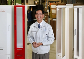 自社工場で家具「すきまくん」の前に立つ藤井哲郎社長。「収納の可能性を追求したい」と話す＝宍粟市山崎町横須（撮影・小林良多）