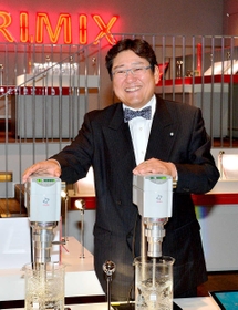 ちょうネクタイがトレードマークの古市尚社長。「この形しか持ってなくて」＝淡路市夢舞台（撮影・後藤亮平）