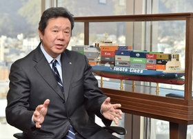 ドラマ「下町ロケット」のファンと話す井本隆之社長。「品質とプライドへのこだわりは井本商運の思いとつながる」＝神戸市中央区浪花町（撮影・笠原次郎）