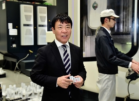 「あっと驚く仕事をする『アメージングカンパニー』になりたい」と話す佐藤慎介社長＝たつの市揖西町土師１（撮影・中西大二）