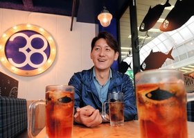 「事業が軌道に乗ったのは３８歳のとき。（語呂合わせで）サバの年でした」と話す右田孝宣さん＝神戸市中央区元町通３、ＳＡＢＡＲ神戸元町店（撮影・田中靖浩）