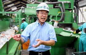 神戸市から収集したプラスチックごみ。異物の混入率は低く、買い取り価格は高い。「神戸市民の分別に対する意識は高い」という金子文雄社長＝神戸市東灘区向洋町東２（撮影・笠原次郎）