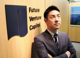 「これからの自社の使命を、老舗ののれんをイメージした新ロゴに込めた」と語る松本直人社長＝京都市中京区、フューチャーベンチャーキャピタル本社