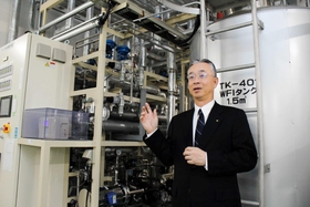最先端の細胞加工施設を２０１４年に稼働。「神戸の医療産業都市は集積が進んでいる。勉強させてもらうことも多い」と語る仲尾功一さん＝滋賀県草津市野路東７