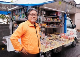 「コンビニよりコンビニエンス（便利）でしょう」と話す住友達也社長。商品を満載したトラックで高齢者宅の玄関先まで出向く＝徳島市