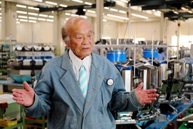 重さを正確に量る製品の開発に心血を注ぐ川西勝三社長＝明石市茶園場町、大和製衡本社（撮影・大山伸一郎）