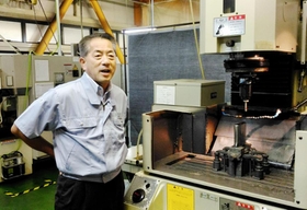 「ものを作るには型がいる。金型を制するものが技術を制するところがある」と藤井啓社長。本社近くの工場には、金型用の工作機械だけで約３０台が並ぶ＝朝来市和田山町筒江