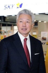 「経営は勝負。理屈は要らず、ラッキーでも勝たなければならない」と言い切るスカイマークの佐山展生会長＝神戸空港