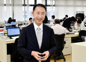 「国内だけで６カ国の外国籍社員がおり、企業理念や行動指針は日英中の３カ国語で記している」と話す合食の砂川雄一社長＝神戸市兵庫区中之島１（撮影・後藤亮平）