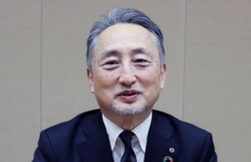 インタビューに応じる尼崎商工会議所の大久保和正会頭＝尼崎市昭和通３、同商議所