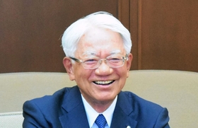 地域経済の活性化に向けた展望を語る神戸商工会議所の川崎博也会頭＝神戸市中央区港島中町６、同商議所