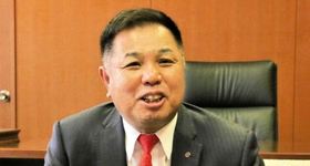 地域の経済について語る小野商工会議所の宮岡督修会頭＝小野市王子町、同商議所