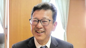 抱負を述べる赤穂商工会議所の目木敏彦会頭＝赤穂市加里屋、同商議所