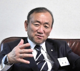 養父の経済について語る養父市商工会の世登道徳会長＝養父市八鹿町八鹿