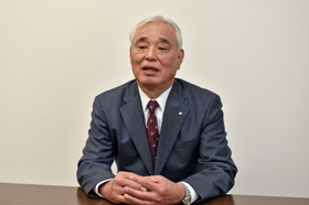 地元経済について語る佐用町商工会の井口覚会長＝兵庫県佐用町佐用