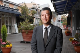 かつて工場があった商業施設で、海外輸出の展望を語る小泉製麻の小泉康史社長＝神戸市灘区新在家南町１（撮影・吉田敦史）