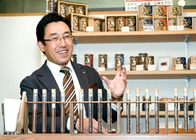 事業計画について語る北浦正英社長＝神戸市灘区灘南通６、神戸珈琲職人（撮影・秋山亮太）