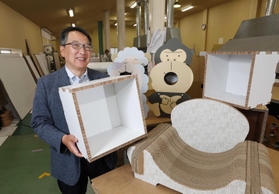 「段ボールは紙の建材」。多彩な商品を前に今後の展望を語る川口徹社長＝尼崎市南初島町（撮影・長嶺麻子）