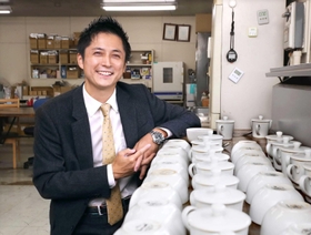 茶葉の鑑定を行う検茶台の横で、経営戦略について語る神戸紅茶の丸山輝真社長＝神戸市東灘区住吉浜町（撮影・辰巳直之）