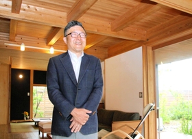 宍粟産のスギをふんだんに使用したモデルハウスで戦略を語る山弘の三渡眞介社長＝姫路市砥堀