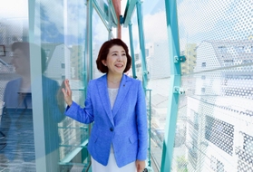 「金物の匠（たくみ）として歴史を未来に生かしていきたい」。意匠的な外観を施した社屋で話す藤岡ゆか社長＝神戸市灘区倉石通２、藤岡金属（撮影・鈴木雅之）