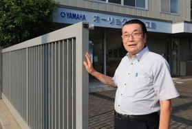 頑丈で、しかも手で軽く動かせるゲートに手をかける河越祥郎社長＝姫路市京町１（撮影・吉田敦史）