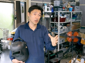 自社の開発の秘訣について語るプロメ環境エンジニアリングの杉本多喜生社長＝神戸市北区長尾町宅原（撮影・辰巳直之）