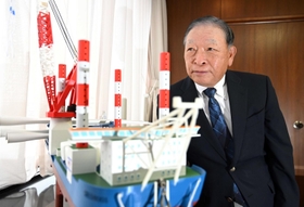 間もなく完成するＳＥＰ船の模型を見つめ「洋上風力発電を日本の船で建設したい」と語る寄神正文社長＝神戸市兵庫区七宮町２（撮影・坂井萌香）