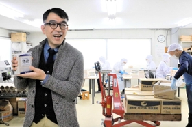 新商品「パンにあう！？酒粕」を手に、関西の食文化伝承への思いを語る米谷耕一社長＝神戸市灘区大和町４、米谷商店