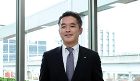 コンタクトレンズケアの商品戦略について語るオフテクスの米田穣社長＝神戸市中央区港島南町５