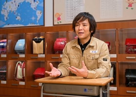 新社屋に設けたミュージアム内で、「次の１００年」への戦略を語る泉貴章社長＝たつの市龍野町片山、セイバン