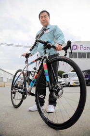 自前のロードバイクを手に、事業の展望を語るパナレーサーの大和竜一社長＝丹波市氷上町石生、パナレーサー